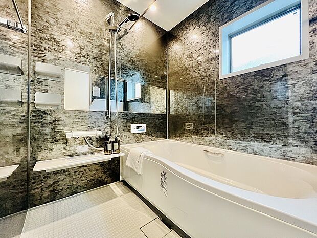 (浴室イメージ)パネル全面張りで高級感のある浴室でお湯の温度が5時間で2度しか下がらない保温浴槽。※