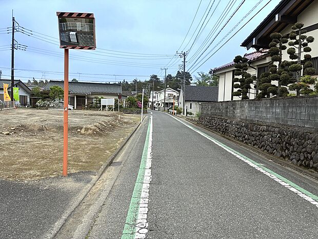 見通しの良い道路なので、他の車の来ないタイミングを逃さずササッと出入りが可能です。