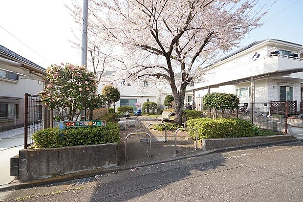 コスモス児童公園　徒歩4分・お子様と手を繋いで歩いて行くのにちょうど良い距離です。