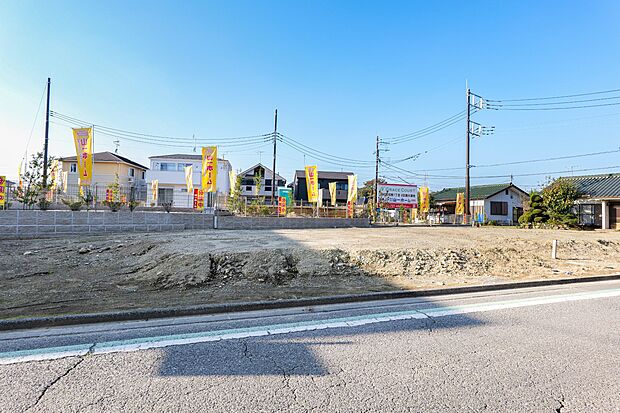 見通しの良い道路なので、他の車の来ないタイミングを逃さずササッと出入りが可能です。