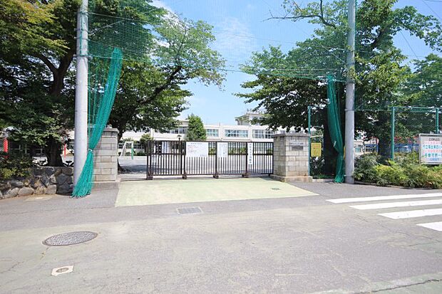 市立福生第四小学校　徒歩6分・自然と触れ合い、勉学と遊びにのびのびと取り組めます。