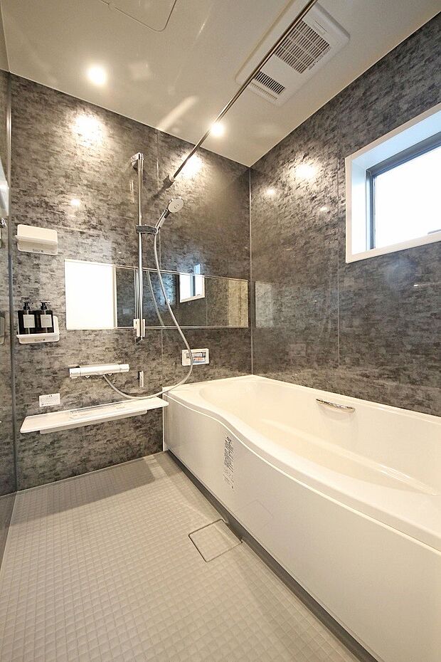 (浴室イメージ)パネル全面張りで高級感のある浴室でお湯の温度が5時間で2度しか下がらない保温浴槽。※