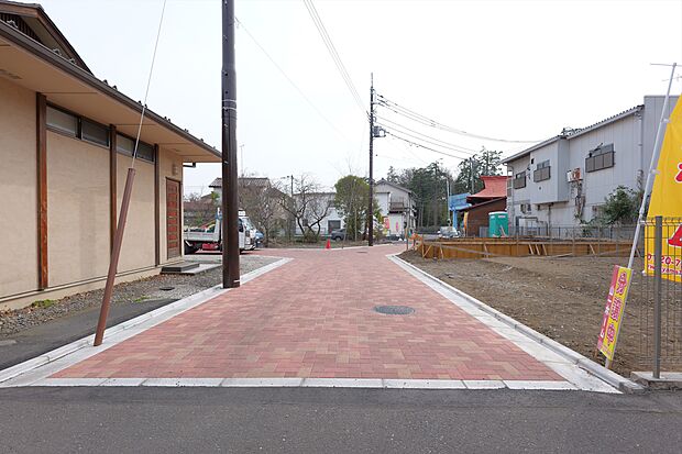 見通しの良い道路なので、他の車の来ないタイミングを逃さずササッと出入りが可能です。