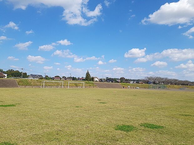 宮の下運動公園 徒歩7分・お子様と手を繋いで歩いて行くのにちょうど良い距離です。