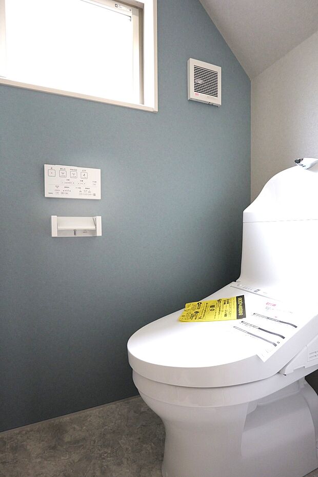 忙しい朝の時間帯に嬉しい1F・2Fトイレ設置。フチレス形状でお掃除ラクラクです。