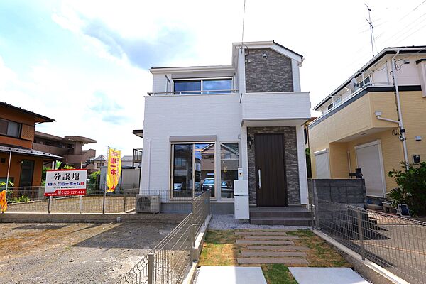 閑静で緑豊かな住宅地に33坪の広々とした敷地の邸宅。