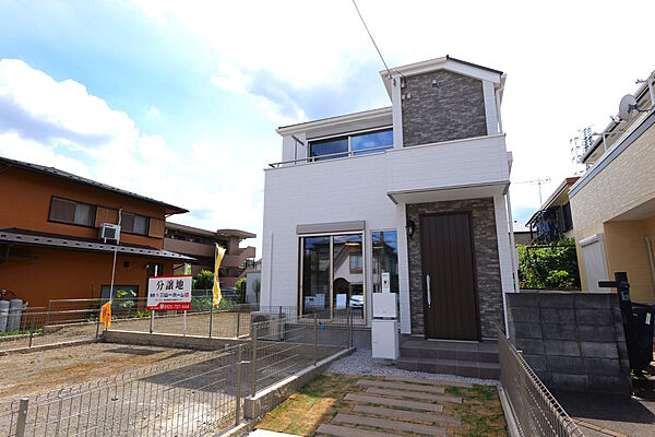 一戸建てが多く、静かで落ち着いた雰囲気を満喫できるエリアです。