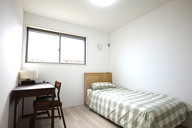 5.3帖の洋室。明るい居室でゆったりとした時間をお過ごしください。