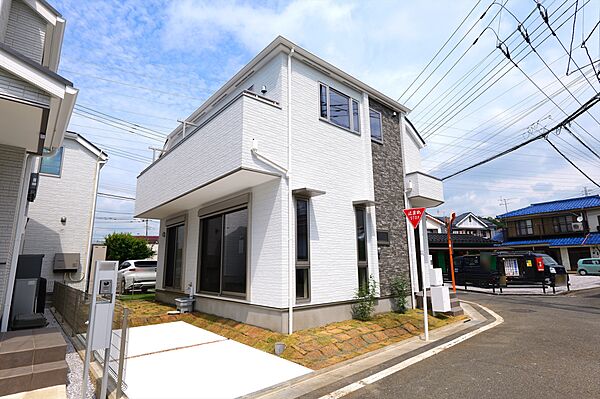 一戸建てが多く、静かで落ち着いた雰囲気を満喫できるエリアです。
