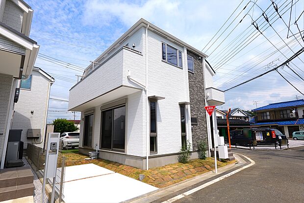 一戸建てが多く、静かで落ち着いた雰囲気を満喫できるエリアです。