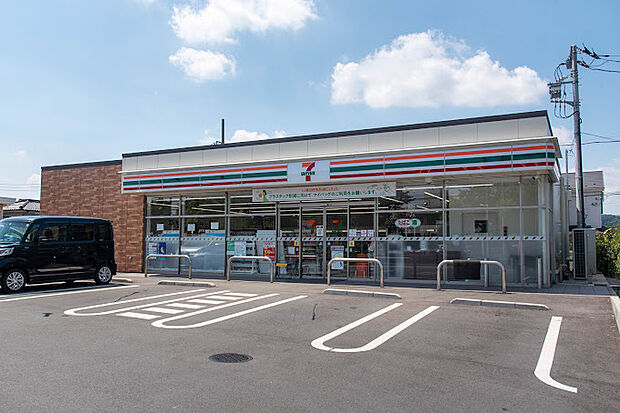セブンイレブン羽村羽加美1丁目店 徒歩14分 24時間営業、ATMや宅配便なども利用可能です。