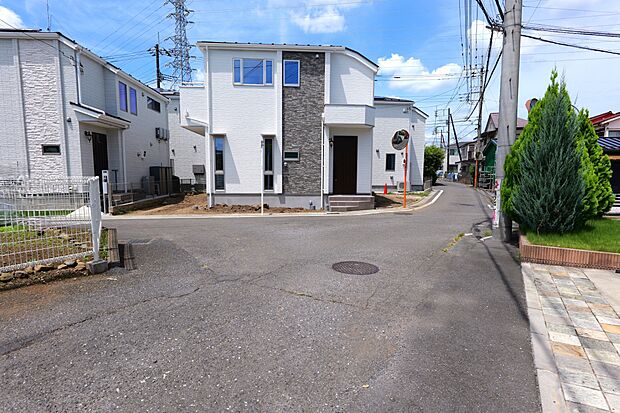 前面道路は交通量が少なく車の出し入れもラクラクです。