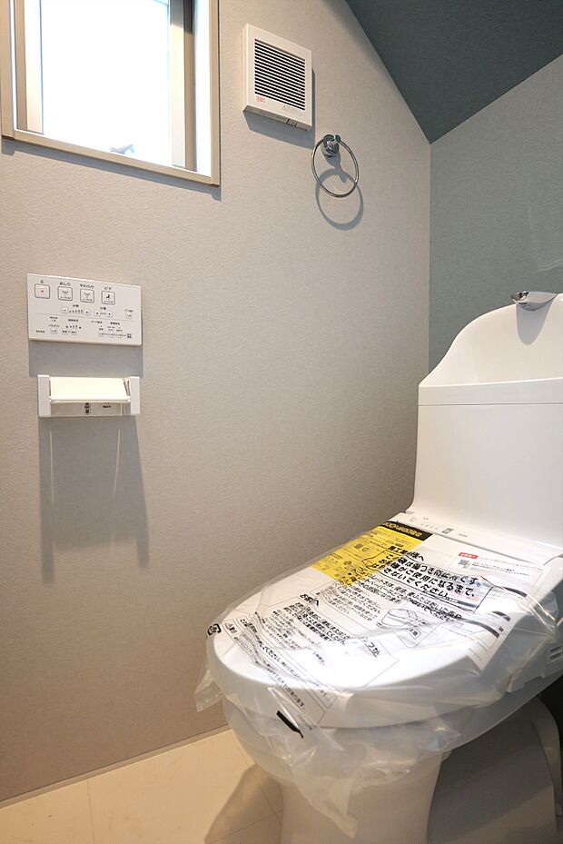 忙しい朝の時間帯に嬉しい1F・2Fトイレ設置。フチレス形状でお掃除ラクラクです。