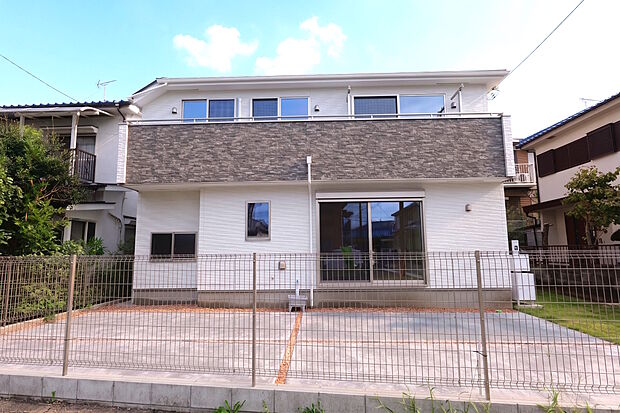 一戸建てが多く、静かで落ち着いた雰囲気を満喫できるエリアです。