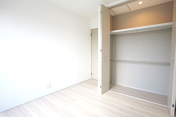 5.3帖の洋室?。各居室にクローゼットがあり、スッキリとしたお部屋になります。
