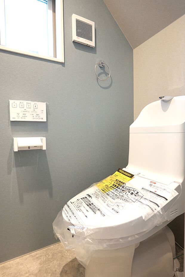 忙しい朝の時間帯に嬉しい1F・2Fトイレ設置。フチレス形状でお掃除ラクラクです。