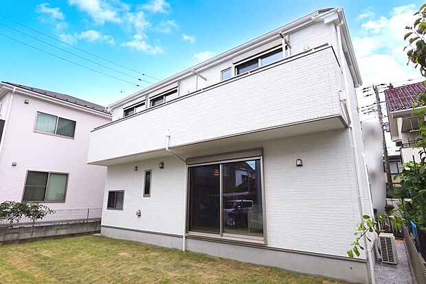 一戸建てが多く、静かで落ち着いた雰囲気を満喫できるエリアです。