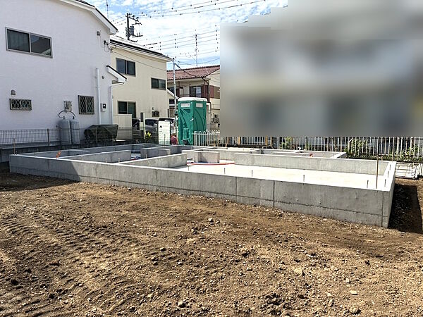 一戸建てが多く、静かで落ち着いた雰囲気を満喫できるエリアです。