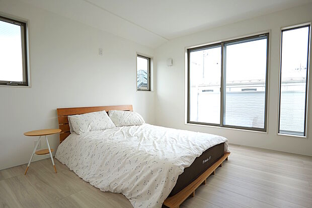 7.5帖の洋室。明るい居室でゆったりとした