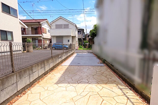 一戸建てが多く、静かで落ち着いた雰囲気を満喫できるエリアです。