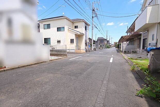 前面道路は交通量が少ないエリアです。
