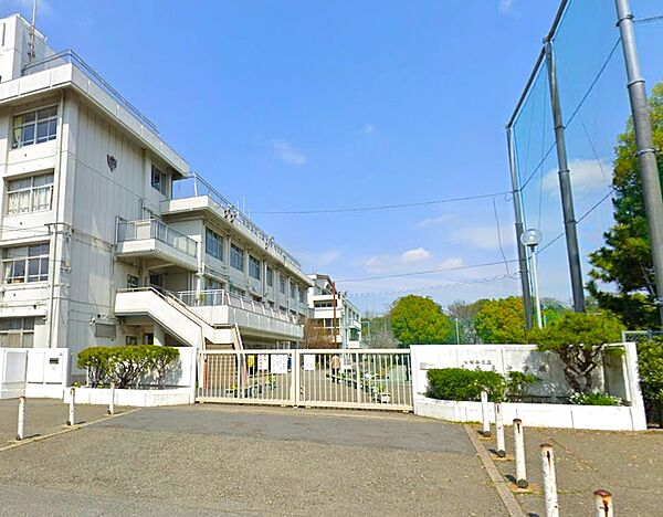 世田谷区立喜多見中学校・徒歩8分　生徒一人ひとりを温かく見守る手厚い指導と安心感のある住環境が魅力。