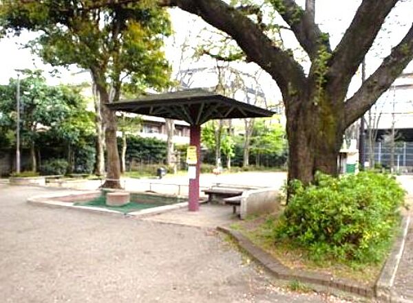 高井戸みどり公園・徒歩1分　緑豊かな落ち着いた雰囲気の中で、気軽に日常の憩いや散歩を楽しめます。