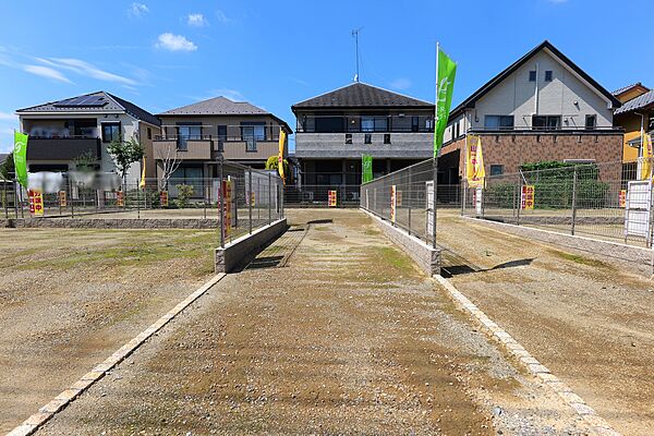 一戸建てが多く、静かで落ち着いた雰囲気を満喫できるエリアです。