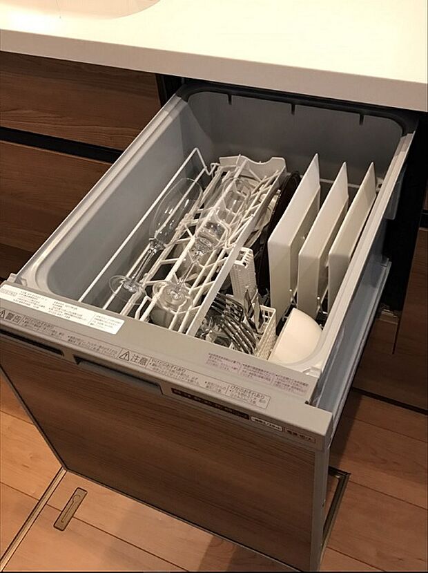 (食洗機イメージ)ビルトインで場所を取らず、前面・上面操作と簡単で使いやすいワンタッチレバー採用。 
