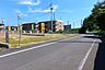 その他：前面道路は、開放感と風通しの良さが嬉しいですね。