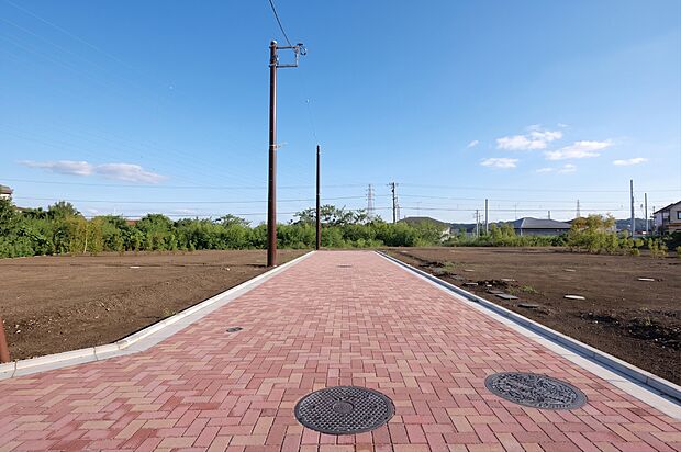 【前面道路含む現地】便利で穏やかな暮らしを満喫できる好立地に、全10区画の美しい街並み。