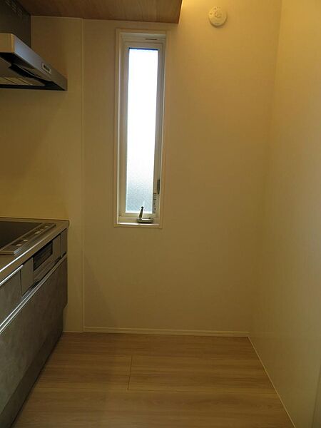 画像11:キッチンスペースにも広さに余裕あり。窓もあり換気も出来ますね。