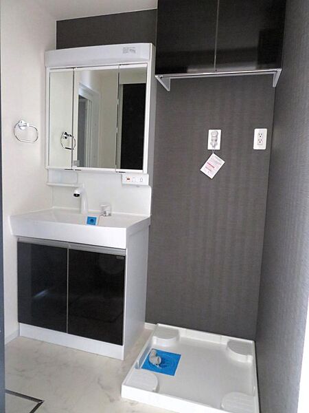画像16:洗面室には三面鏡のシャワードレッサーを搭載。