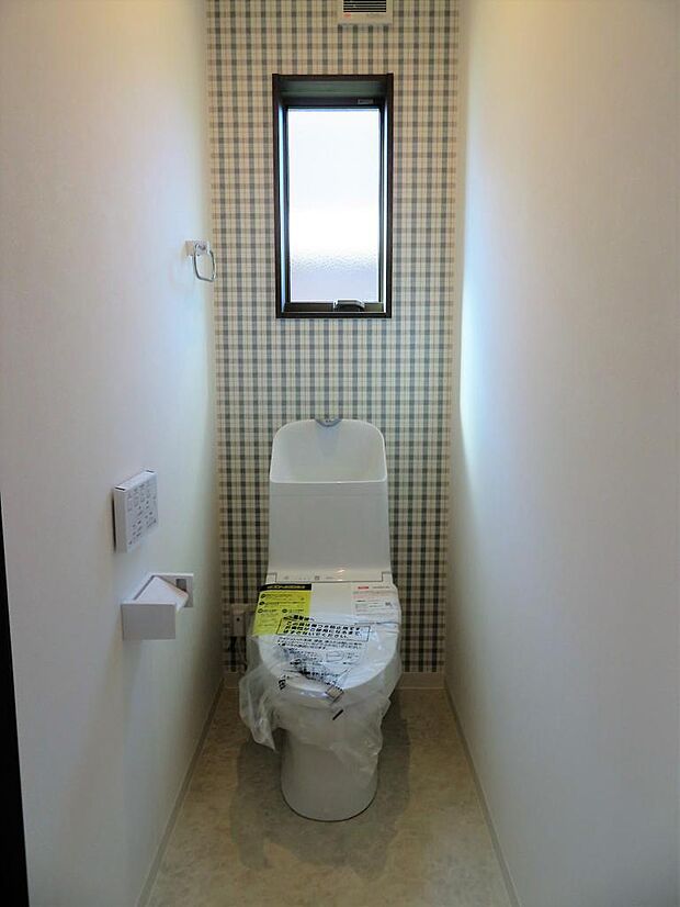ウォシュレットトイレ付。窓もあり換気も出来ます。2階にもトイレがあり、便利ですね。