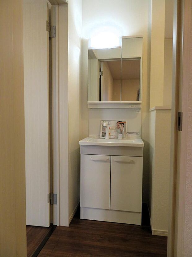 2階にも洗面化粧台があり、便利ですよ。