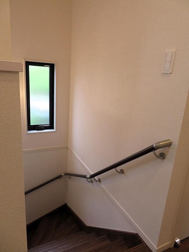 手すり付きの階段です。窓もあり採光も取れますね。