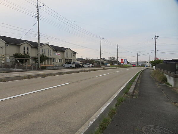 県道沿いになりますので、騒音もございます。音に敏感な方にはおススメは出来ません。