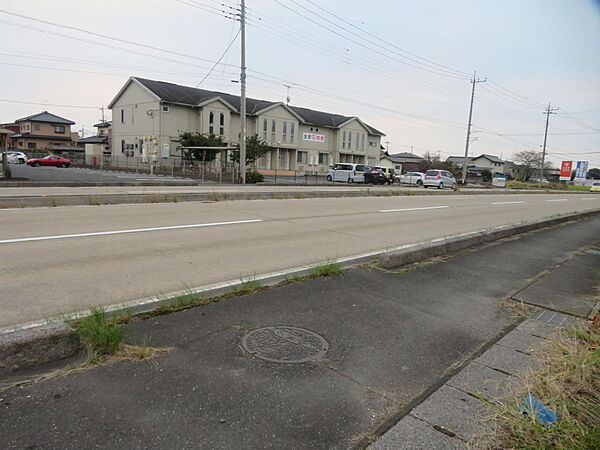 縁石もございますので、撤去を希望する際は県に相談になります。費用は買主負担になります。