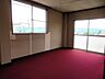 寝室：2階のお部屋です。二面採光で日当たり良好です。
