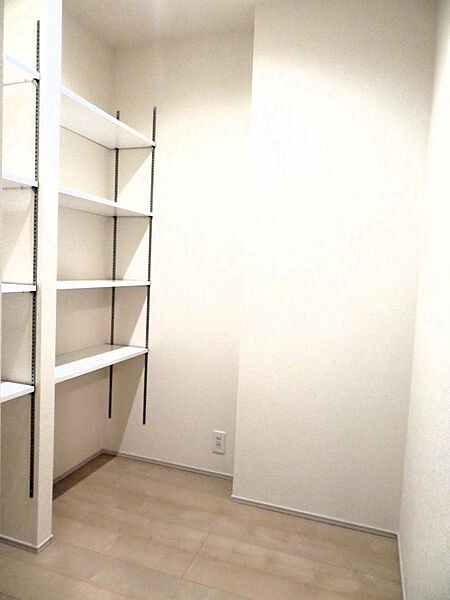 キッチン横にはパントリー収納を搭載です。