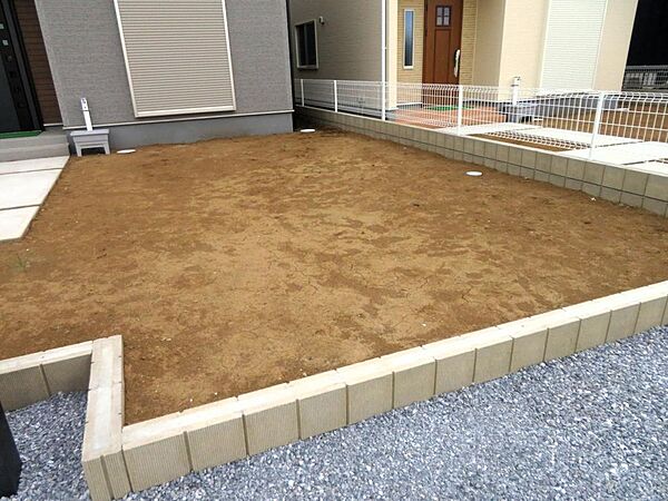 南側には専用庭付きです。家庭菜園やガーデニングも可能です。散水栓付です。