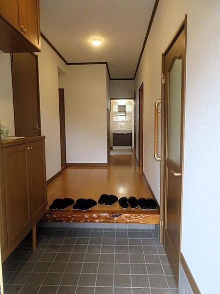 広々とした明るい玄関ですね。
