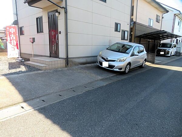 建物北側にも駐車スペースあり。