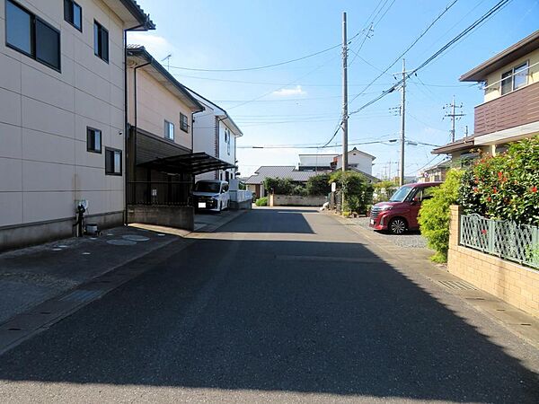 北側６ｍ道路です。車の通りも少なく静かな環境です。