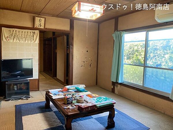今で言うリビングにあたるお部屋です。