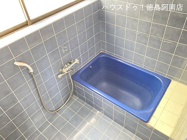 浴槽の内側のサイズは、横約95cm、奥行き約58cm、深さ約53cm。