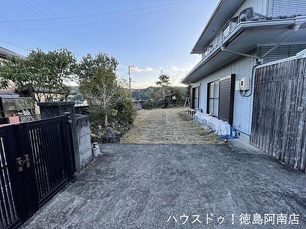 東側の敷地です。こちら側に車を止めることも可能です