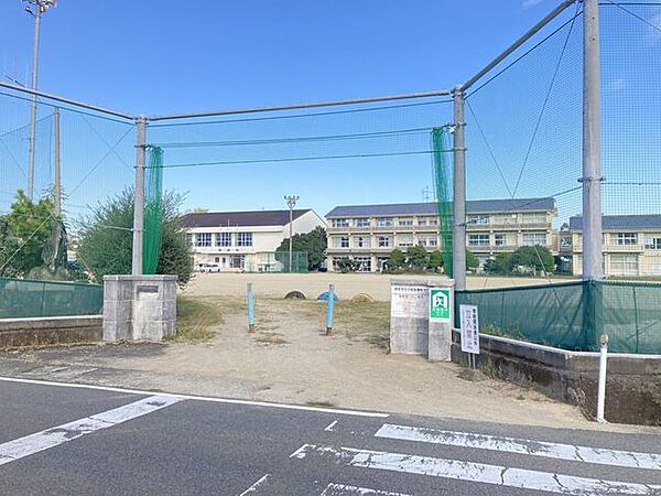 宝田小学校 275m