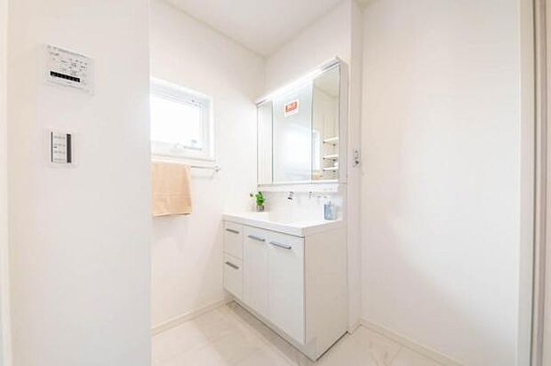 洗面脱衣室は使いやすさにこだわり、洗面台背面に可動棚を設置。