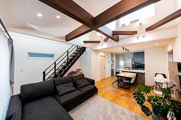 勾配天井とスケルトン階段が開放感により拍車をかける心地よい寛ぎの家。大きな高窓からは暖かい日差しが届く。／建築プラン例（内観同仕様）／建物価格2300万円／建物面積97.50ｍ2